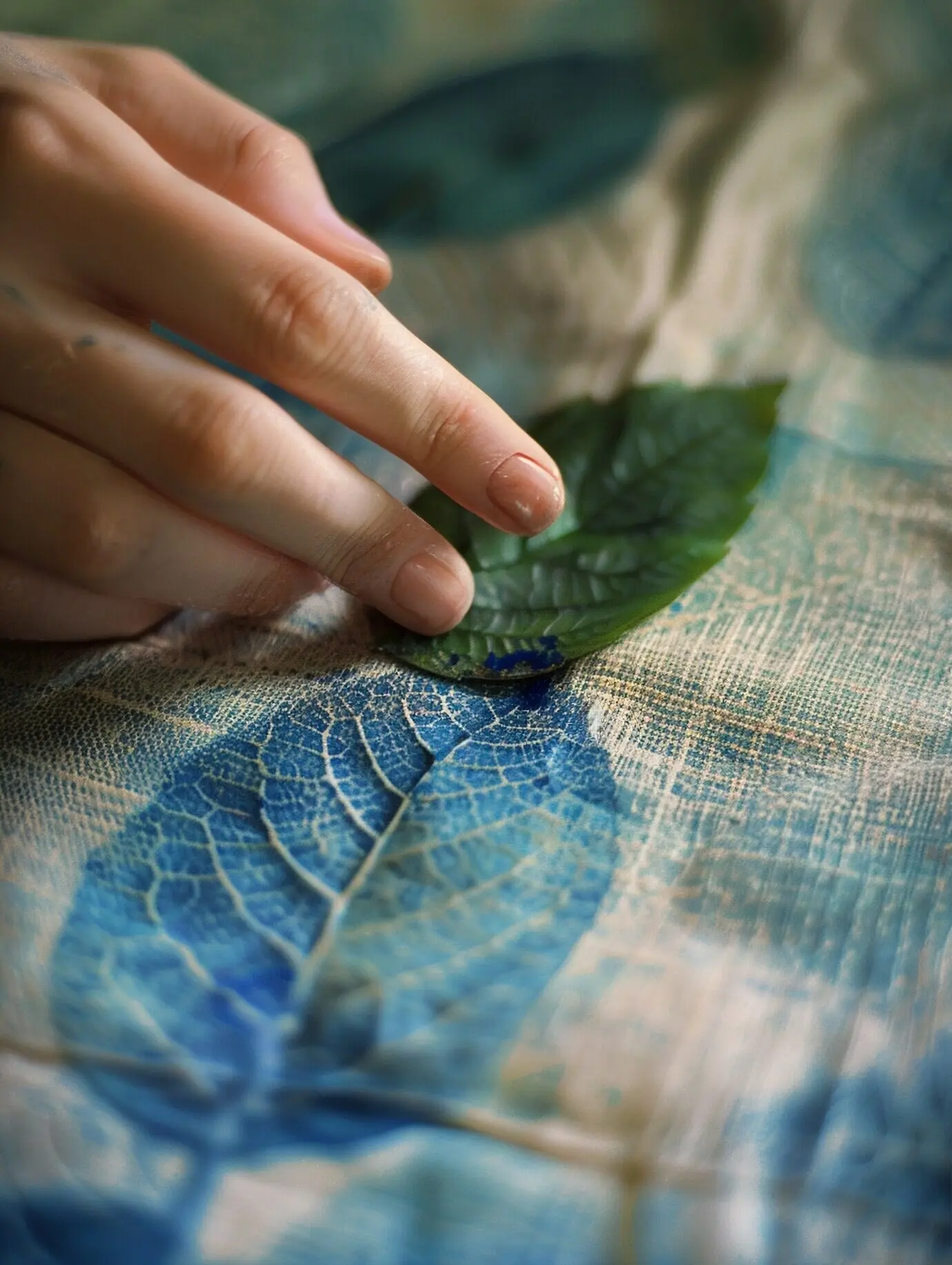 Blick auf Hände, die an einem Do-it-yourself-Projekt arbeiten